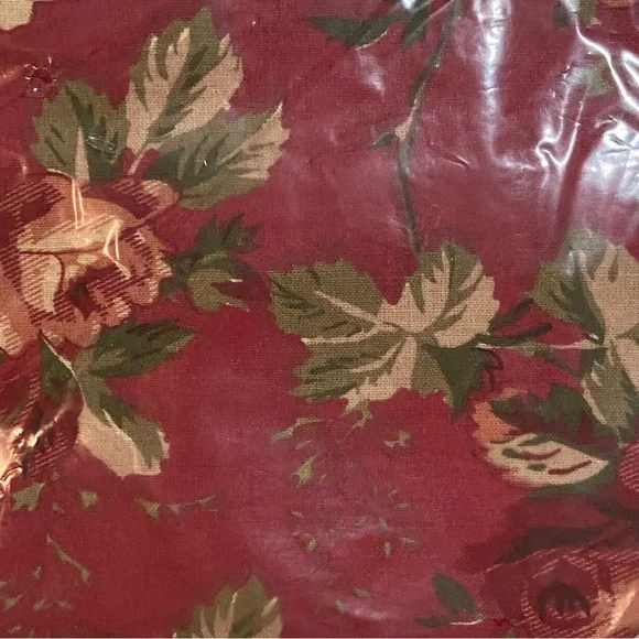 Park Designs Vintage Farmhouse Design Scalloped Valance In Crimson Red Rose. - Picture 4 of 4